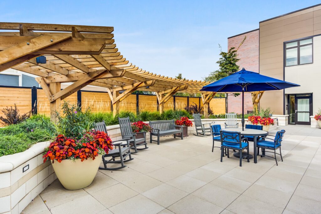 Photo WIlmette outdoor sitting area with umbrellas